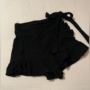Illa Illa Black Ruffle front tie skort size small